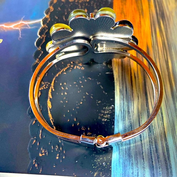 80’s VINTAGE~FUNKY YELLOW & BLACK SPARKLY FLOWER ON SILVER CUFF BRACELET - Picture 4 of 4